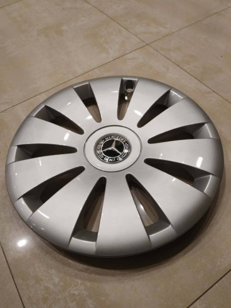 Nagyon sz�p 16-os 16" Mercedes d�szt�rcsa szett, gy�ri cikksz�mos. 