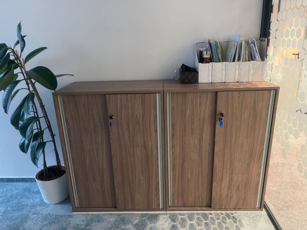 Nagyon sz�p �llapot� irodai szekr�ny