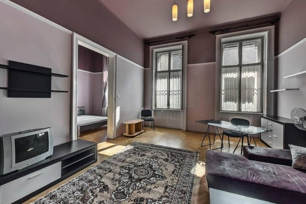 Nagypolg�ri lak�s a Palotanegyedben |84nm| 3 szoba | 4,5m belmagass�g