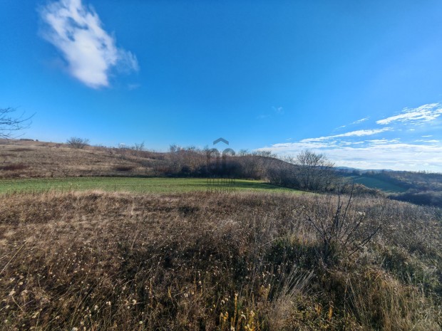 Nagys�pon, csod�latos k�rnyezetben telek elad�.