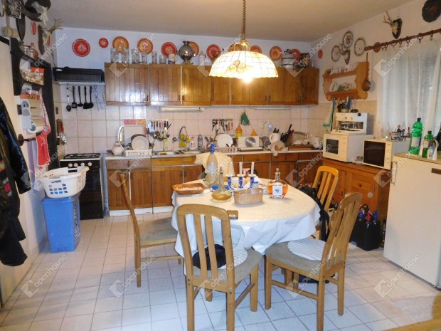 Nagyszer� hangulat�, nagym�ret�, t�bbfunkci�s k�ria a Soml� hegyen.