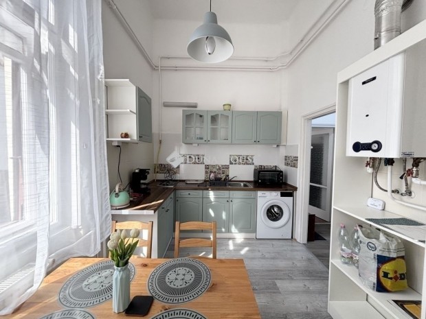 Nagytemplom k�zeli csendes utc�ban 39 nm-es, gal�ri�s fel�j�tott lak�s