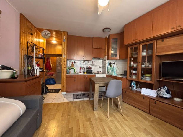 Nagyv�rad t�rn�l kiad� egy szob�s lak�s, b�torozottan, g�pes�tve