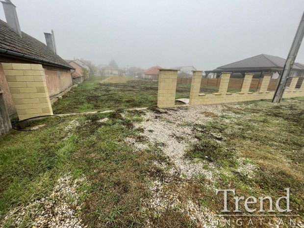 Nagyvenyimen �p�t�si telek elad�!