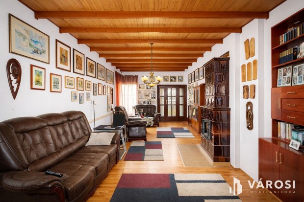 Nagyvonal� terek, polg�ri hangulat B�k�scsaba belv�ros�ban