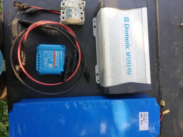 Napelem szigetüzemhez Victron mppt, Dometic inverter