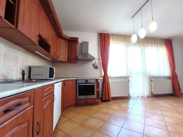 Napelemes, 6 szob�s csal�di otthon a Veres P�ter kertben!