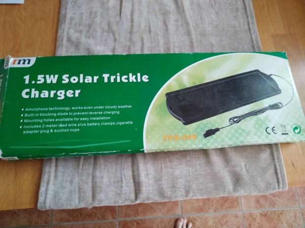 Napelemes aut� akkut�lt�