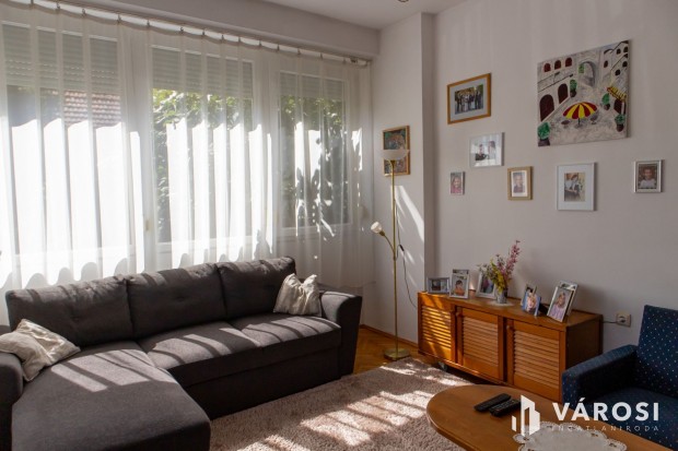 Napelemes csal�di h�z  L�nycs�k csendes utc�j�ban elad�