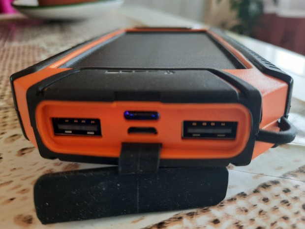Napelemes power bank, töltő