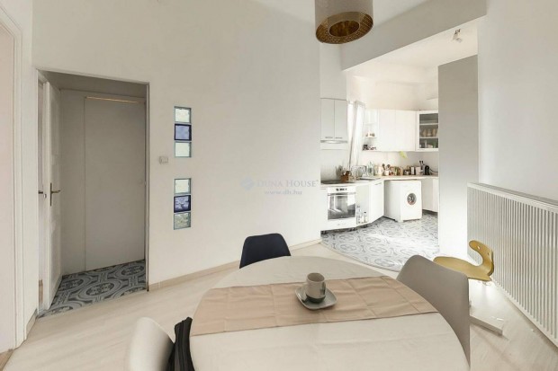 Napf�nyes, gal�ri�s lak�s a Corvin-negyedben 77 m, amerikai konyh�s