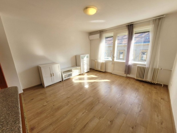 Napfenyes, kenyelmes, felszerelt studio Budan, setalo utcaban