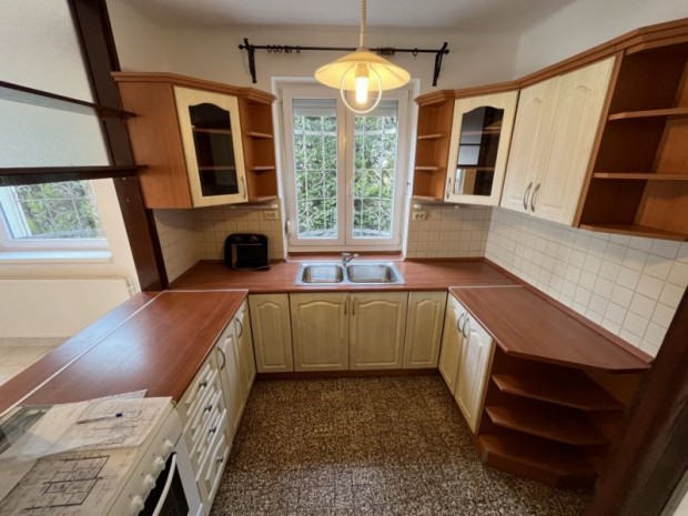 Napf�nyes ikerh�z a Szk�k�ban