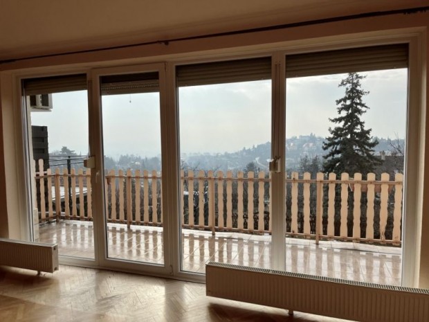 Napf�nyes ikerh�z a Szk�k�ban