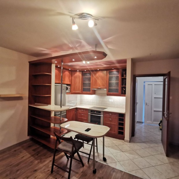 Napliget lak�park kiad� lak�s