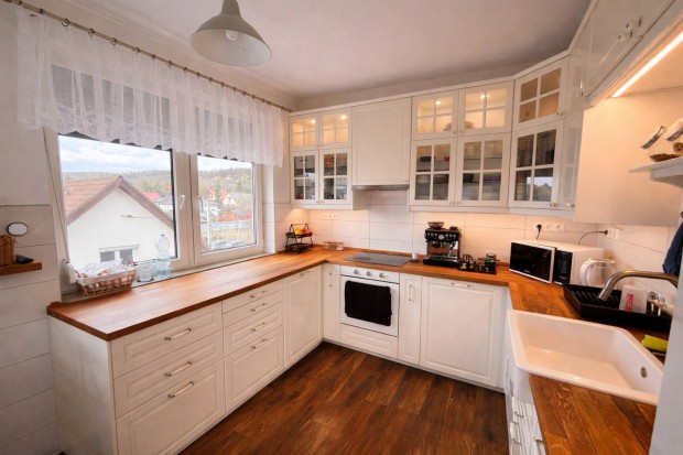 Napos, d�li fekv�s�, FEL�J�TOTT lak�s GAR�ZZSAL  csal�dias