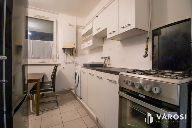 Napos, f�ldszinti t�gla lak�s a vas�t�llom�s k�zel�ben