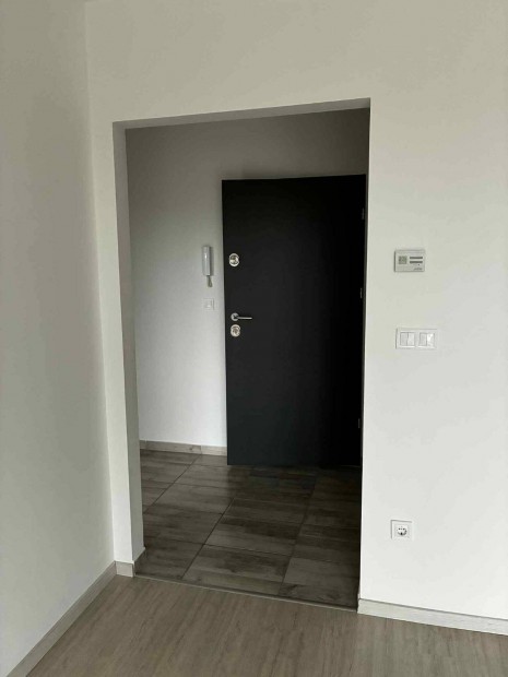 Napos, kl�m�s 2 szob�s lak�s erk�ly + saj�t parkol� | Mosonmagyar�v�r