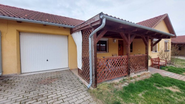 Nappali+ 3 szobás egyszintes sorház garázzsal, saját kerttel eladó+