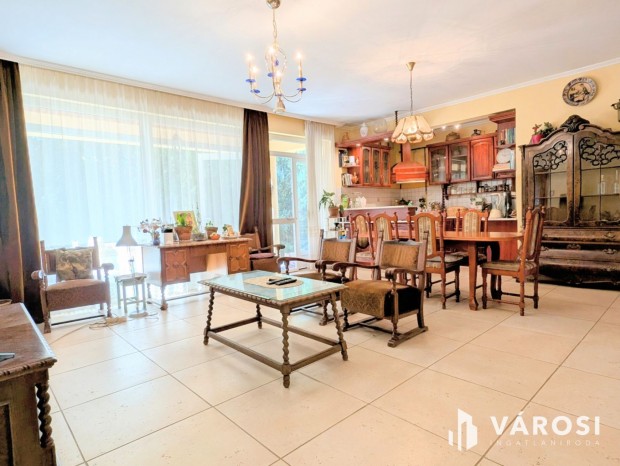 Nappali, 4 szoba, 2 f�rd�,ny�ri lak, medence!