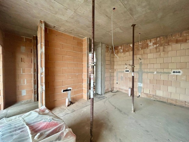 Nappali + 1 szob�s lak�s, saj�t 75 nm-es kerttel Gy�r-Szabadhegyen