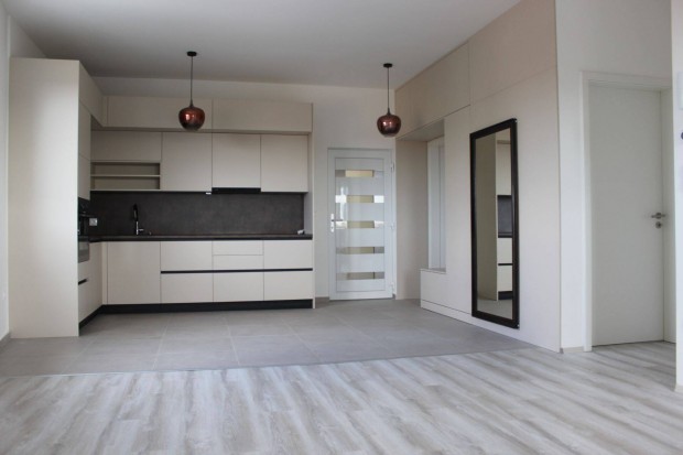 Nappali + 1 szob�s �j �p�t�s� lak�s kiad�