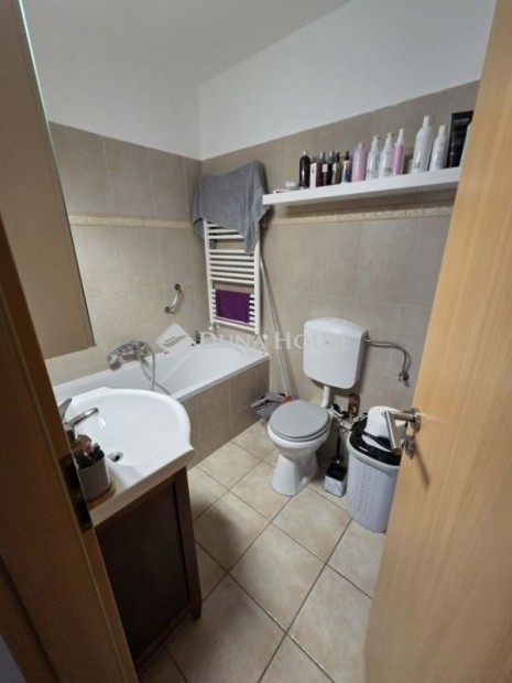 Nappali + 2 h�l�, terasz, erk�ly, kertkapcsolat, parkol�