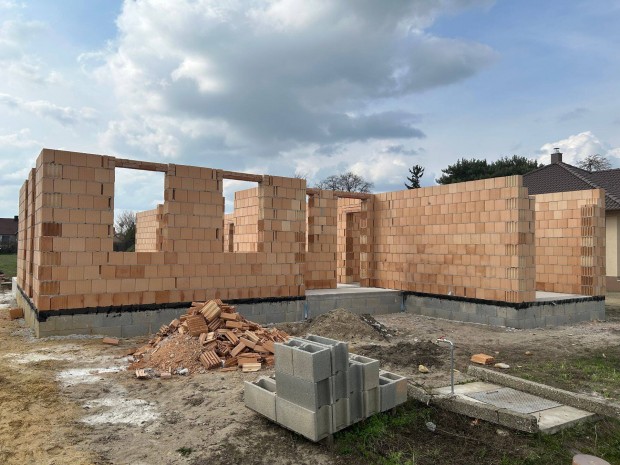 Nappali + 3 szob�s, 120 nm-es csal�di h�z gar�zzsal G�ny�n elad�