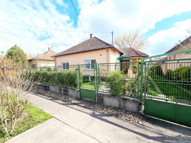 Nappali + 3 szobás, hőszigetelt családi ház eladó!