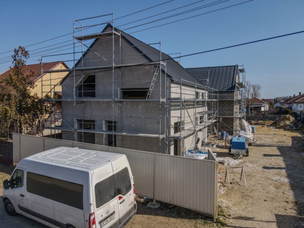 Nappali + 3 szob�s �j�p�t�s� ikerh�z elad�