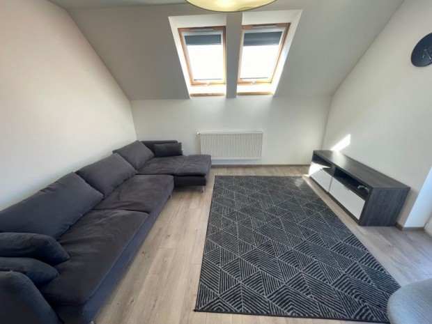 Nappali + k�t h�l�s, gar�zs + kocsibe�ll�s t�gla lak�s.