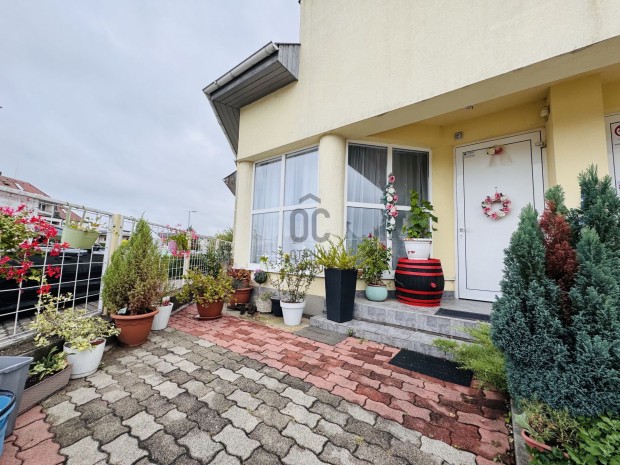 Nappali �s 3 szoba, pince, 2 db kocsibe�ll�