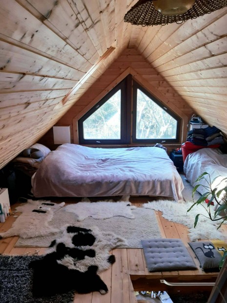 Naps�t�tte h�z a parkerd�ben