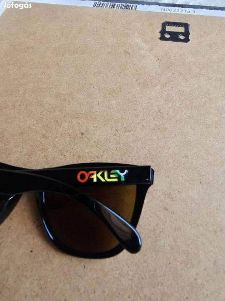 Napszemveg Oakley Frogskins 24-325 hasznlt a lencse karcos hmlik