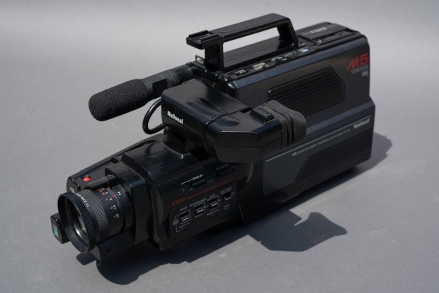National M5 VHS movie video kamera (tokkal, tartozkokkal)