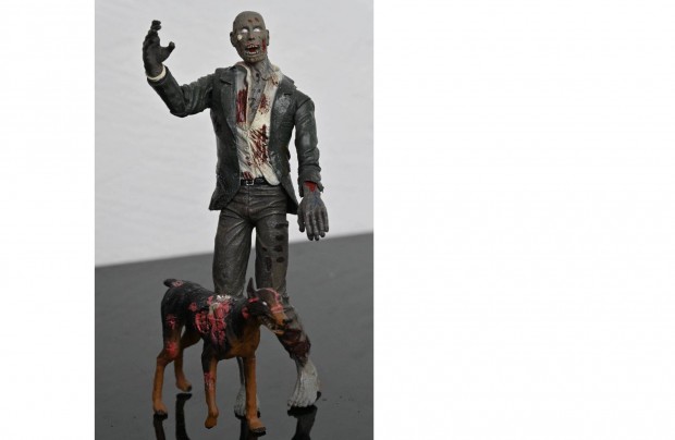 Neca Resident Evil 10. zombi kutyval akcifigura