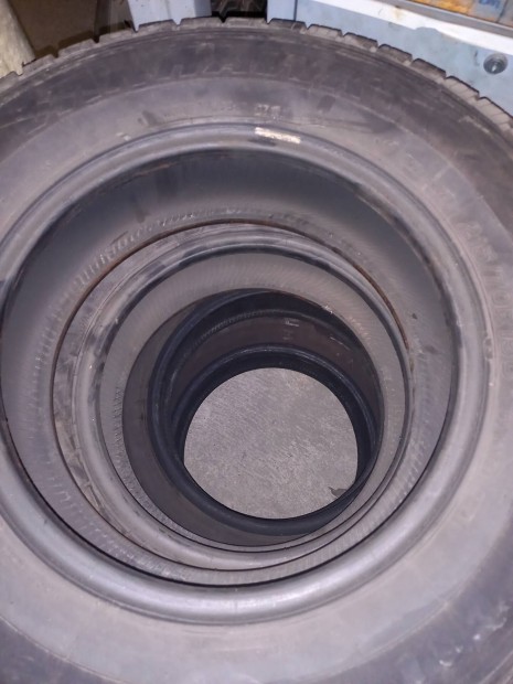 Ngy darab 215/70R15C kisteherauto gumiabroncs.  