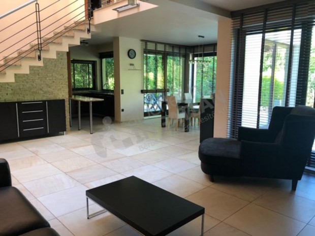 N�gy h�l�szob�s csal�di h�z S�lyomv�lgyben