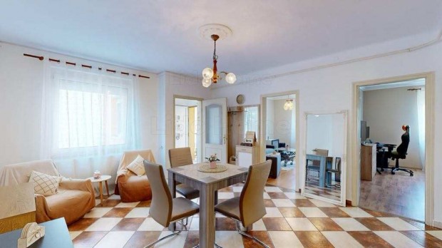 N�gy h�z  egy telken  ez az ingatlan csak �nre v�r!