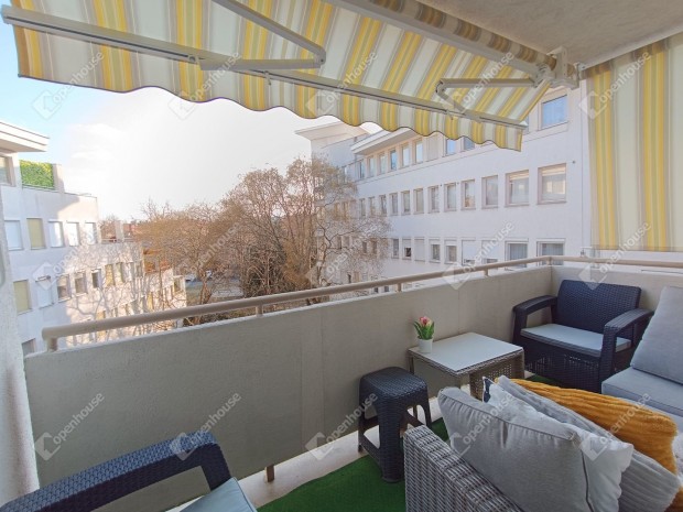 N�gy szob�s, erk�lyes lak�s k�l�nleges elhelyezked�ssel