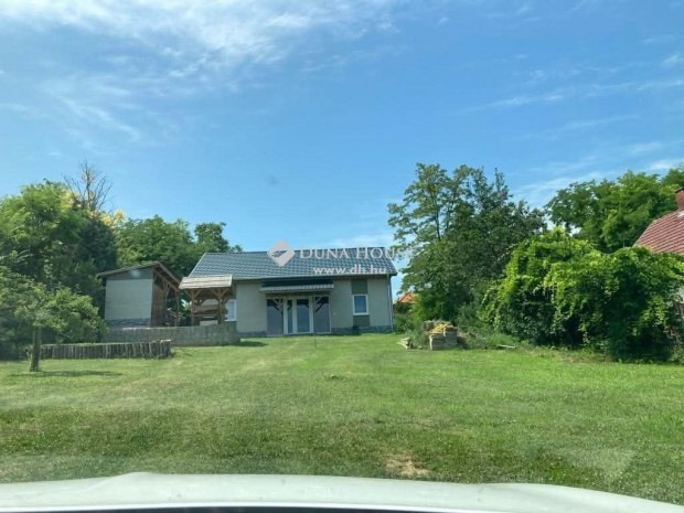 N�gy szob�s nyaral� elad� a Balatonhoz k�zel Telekiben