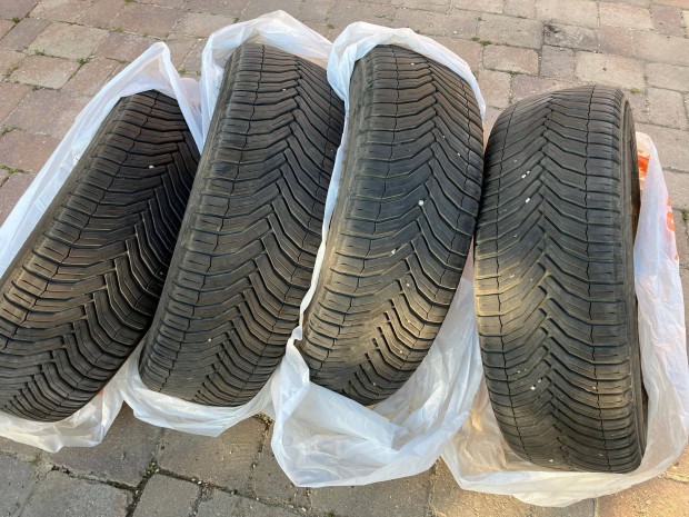 Négyévszakos Michelin gumi 205/60R16, alig használt, szinte új