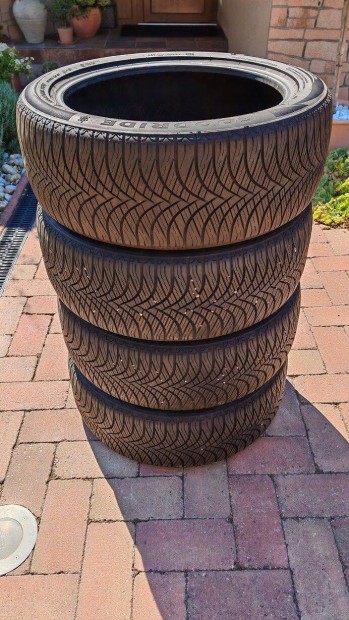 Négyévszakos autógumi 235/45 r18