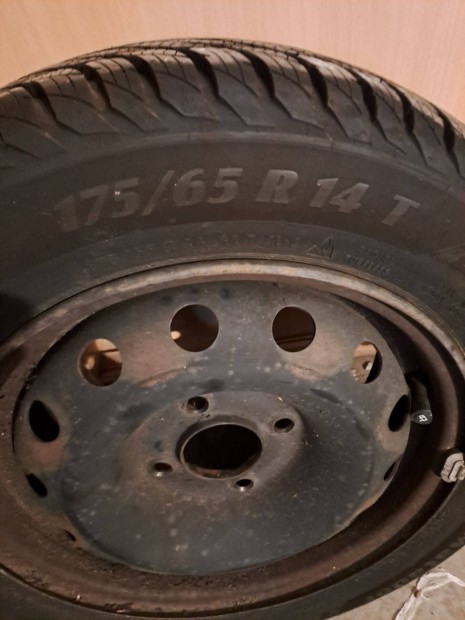 Négyévszakos gumi 175/65 R14 felnivel