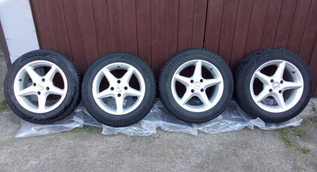 N�gy�vszakos gumi szett, felnivel 195/60 R15 H
