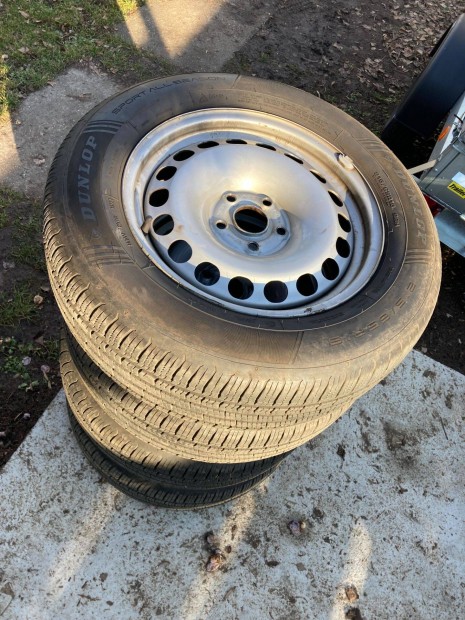 Ngyvszakos gumik 215/65R16 gyri VW felnivel