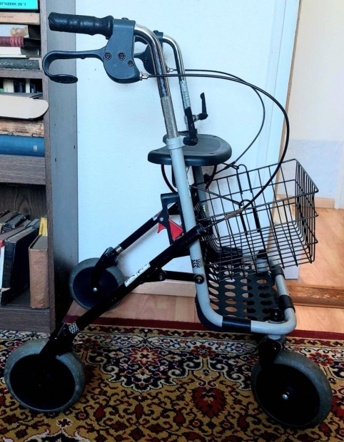Négykerekű, fékezhető, összecsukható guruló járókeret (rollátor)