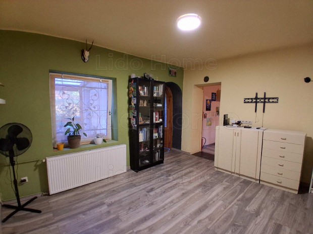 Nemesb�k k�zpontj�ban csal�di h�z elad�!