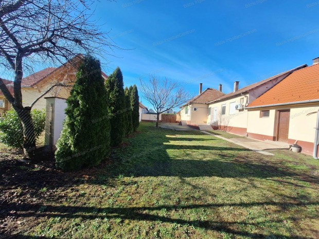 Nemesn�dudvaron 158 m2-es csal�di h�z elad�