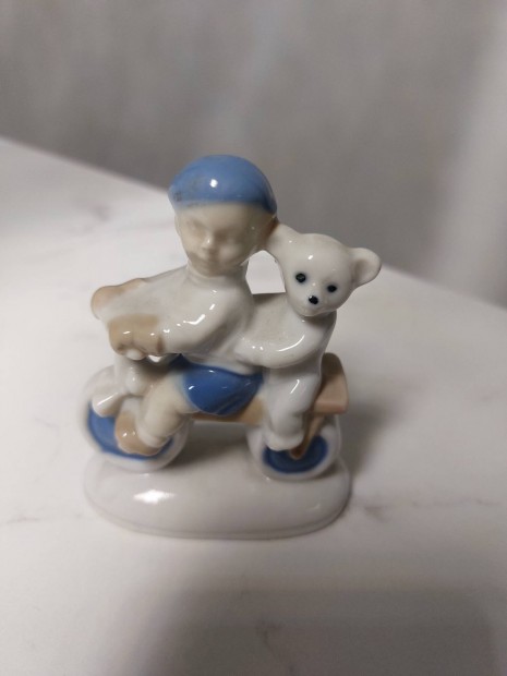 Nmet porceln kis figura